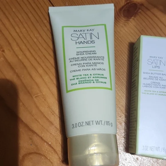 Mary Kay Satin Hand & LipSet - Green and White - Picture 2 of 5